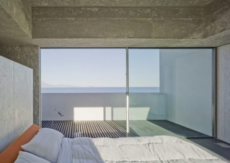 La reforma planteada para esta vivienda se desarrolla según la idea de una forma colonizada por una estructura. Se preserva toda la imagen que la vivienda ha cristalizado en el paisaje y se habilita interiormente en términos estructurales y de servicios adecuándola a las actuales exigencias de confort y habitabilidad. The proposed reform for this property is developed according to the idea of colonized form for a structure. It preserves entirely the aesthetic of the house in relation to its surroundings, and the interior is designed in both structural terms and service terms to the current demands of comfort and habitability.